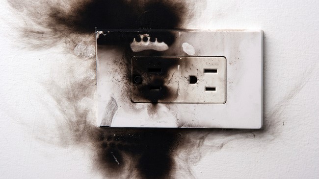 Ổ điện bị quá tải khi cắm các thiết bị điện vượt công suất có thể gây cháy nổ